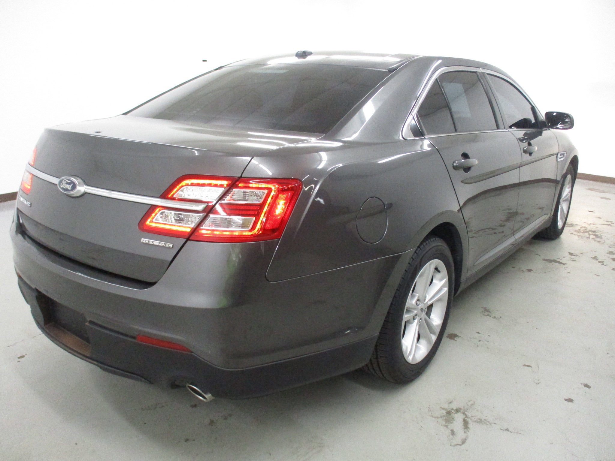 Used 2017 Ford Taurus SE FWD image 7