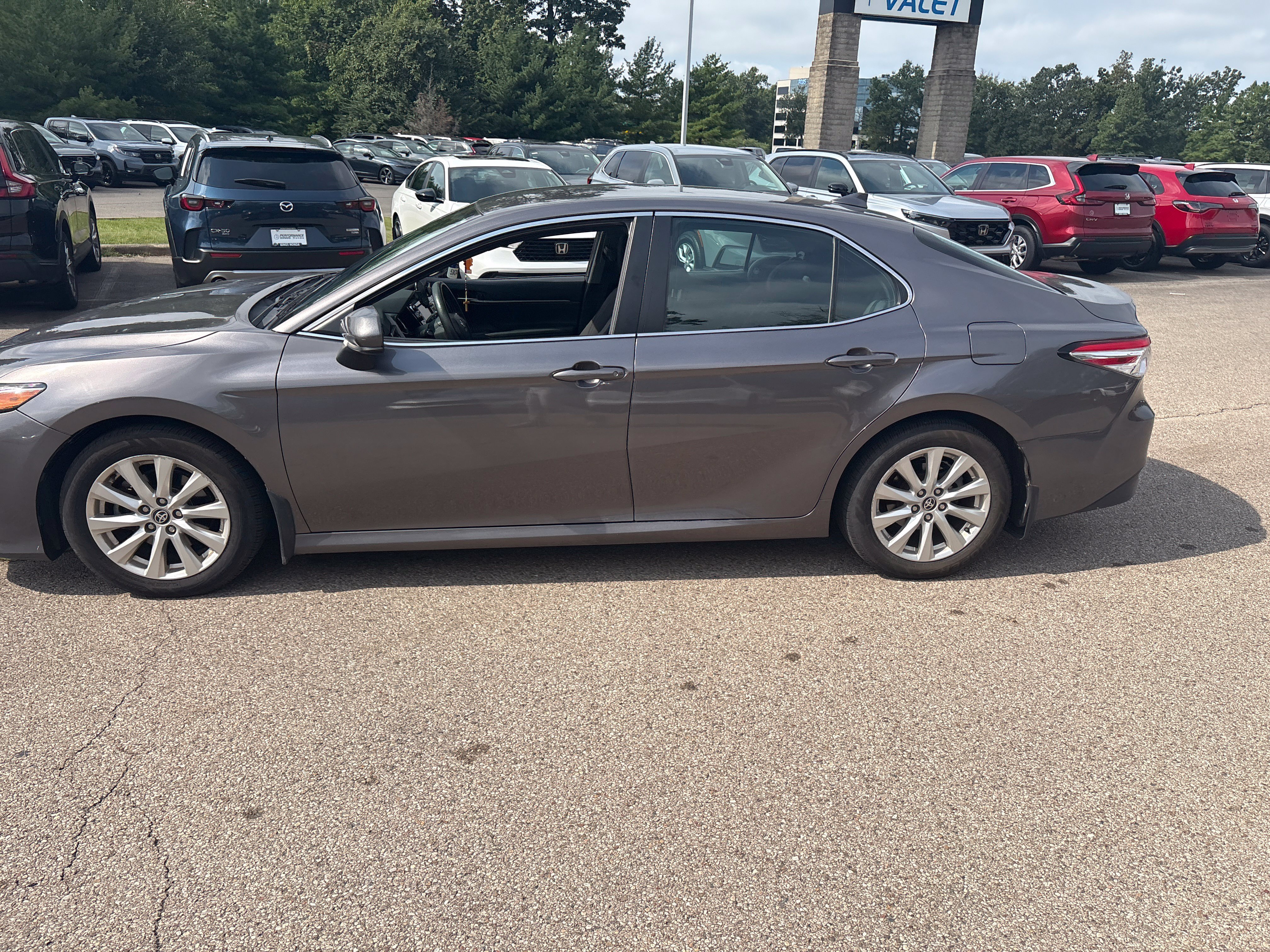 Used 2020 Toyota Camry LE FWD image 9