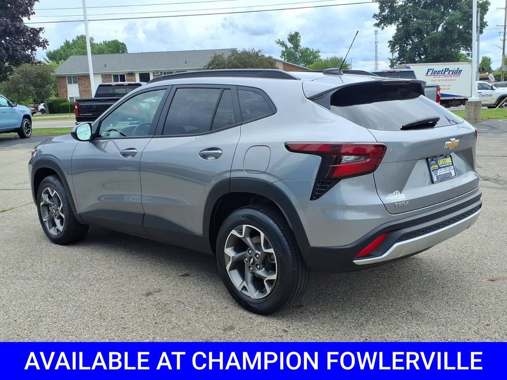 Used 2025 Chevrolet Trax LT FWD image 5