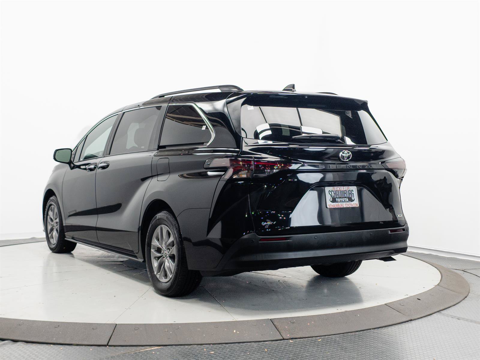 Certified 2026 Toyota Sienna XLE FWD image 10