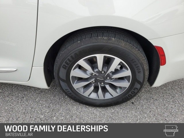 Used 2021 Chrysler Pacifica Limited w/ Uconnect Theater Family Group image 10