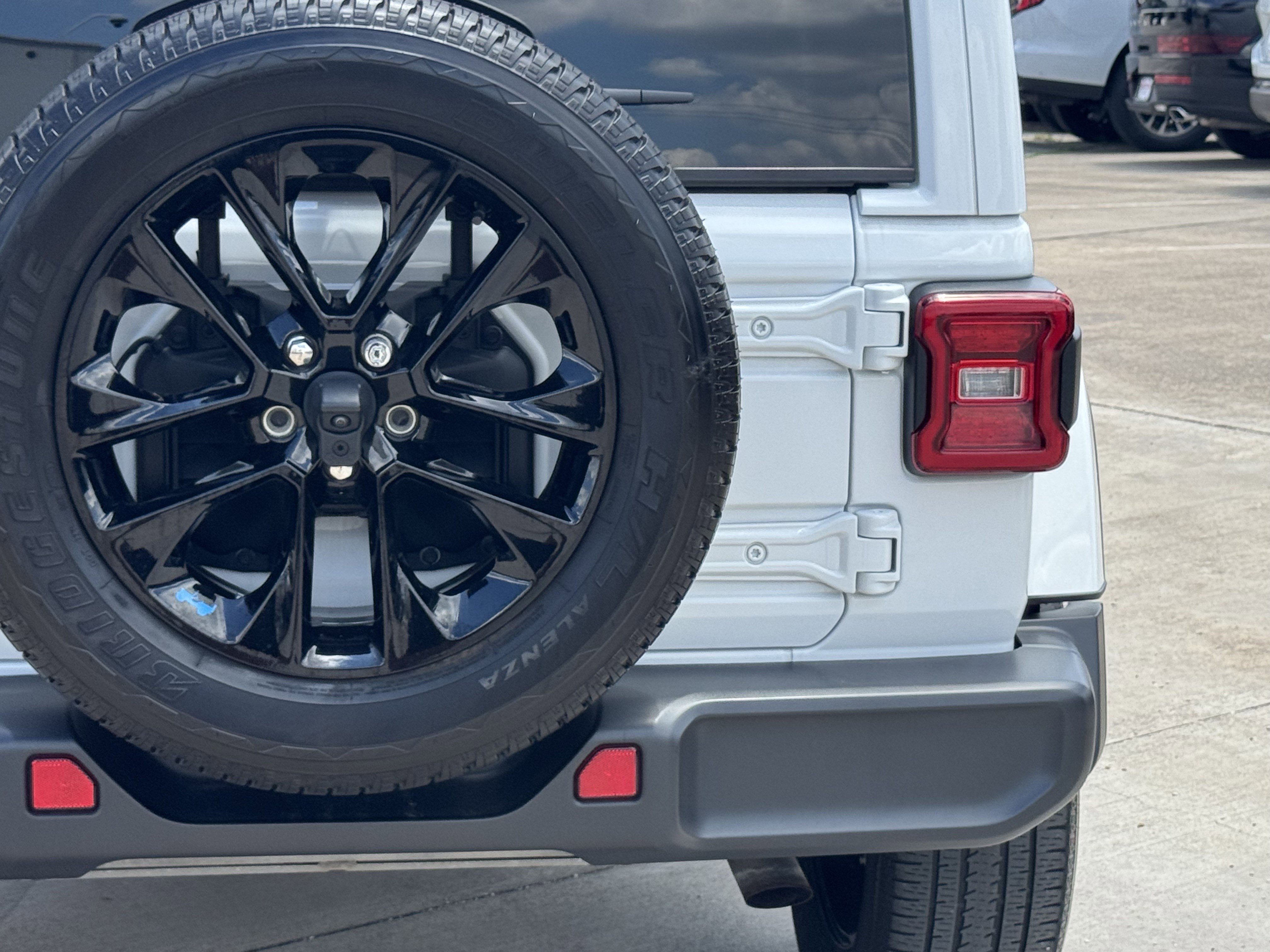 Used 2023 Jeep Wrangler Unlimited Sahara w/ Cold Weather Group AWD/4WD image 10
