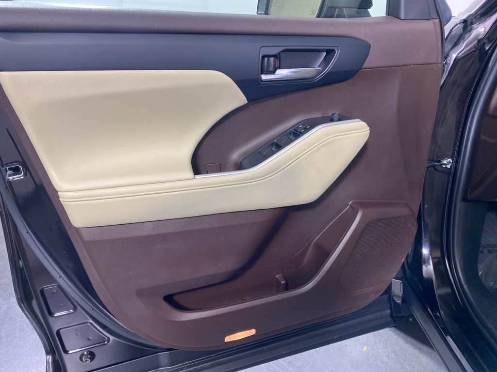 Used 2022 Toyota Highlander XLE AWD/4WD image 24