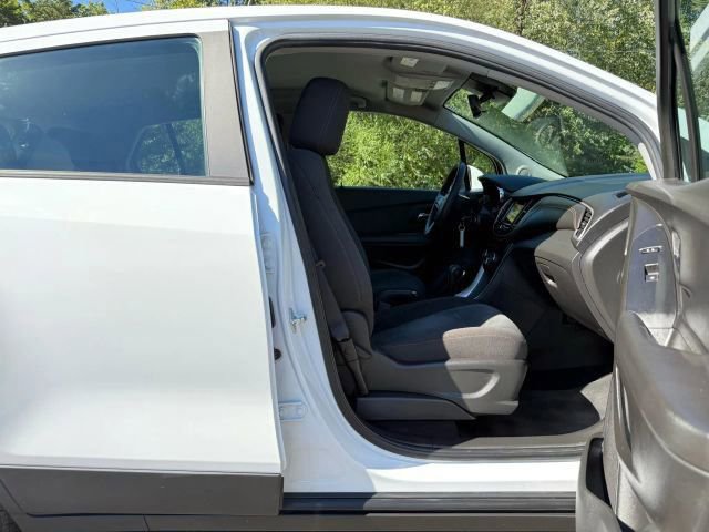 Used 2018 Chevrolet Trax LS image 28