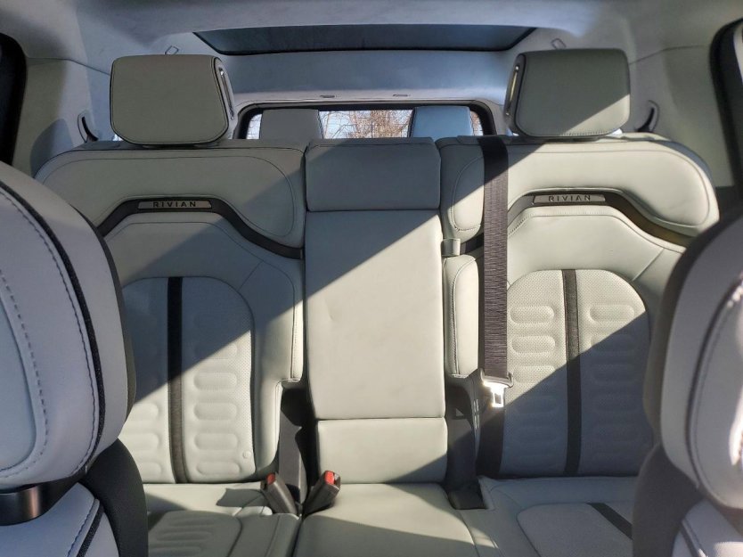 Used 2024 Rivian R1S Adventure image 7