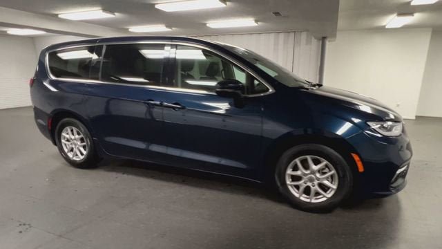 Used 2023 Chrysler Pacifica Touring-L FWD image 2