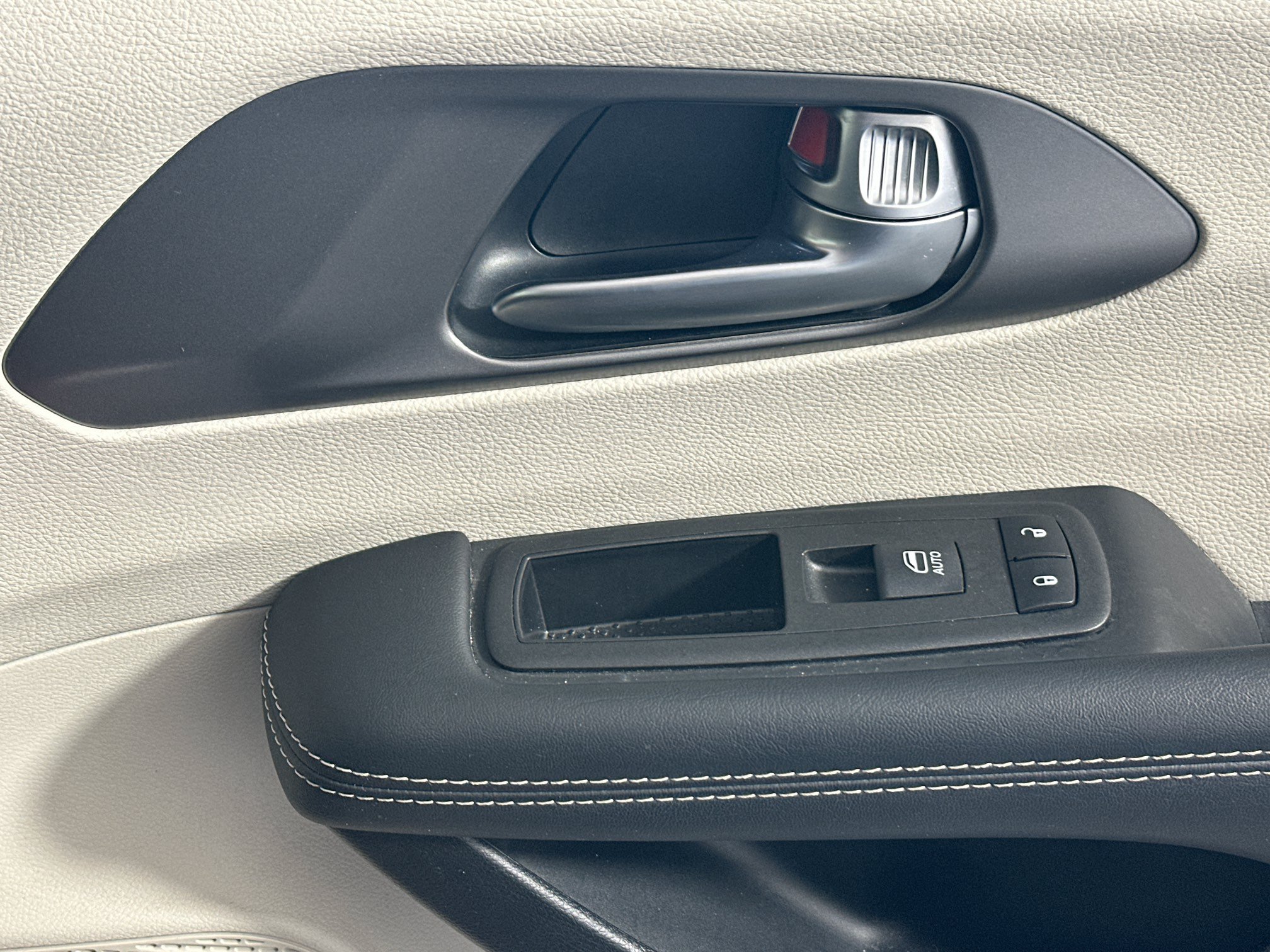 Used 2023 Chrysler Pacifica Touring-L AWD/4WD image 29