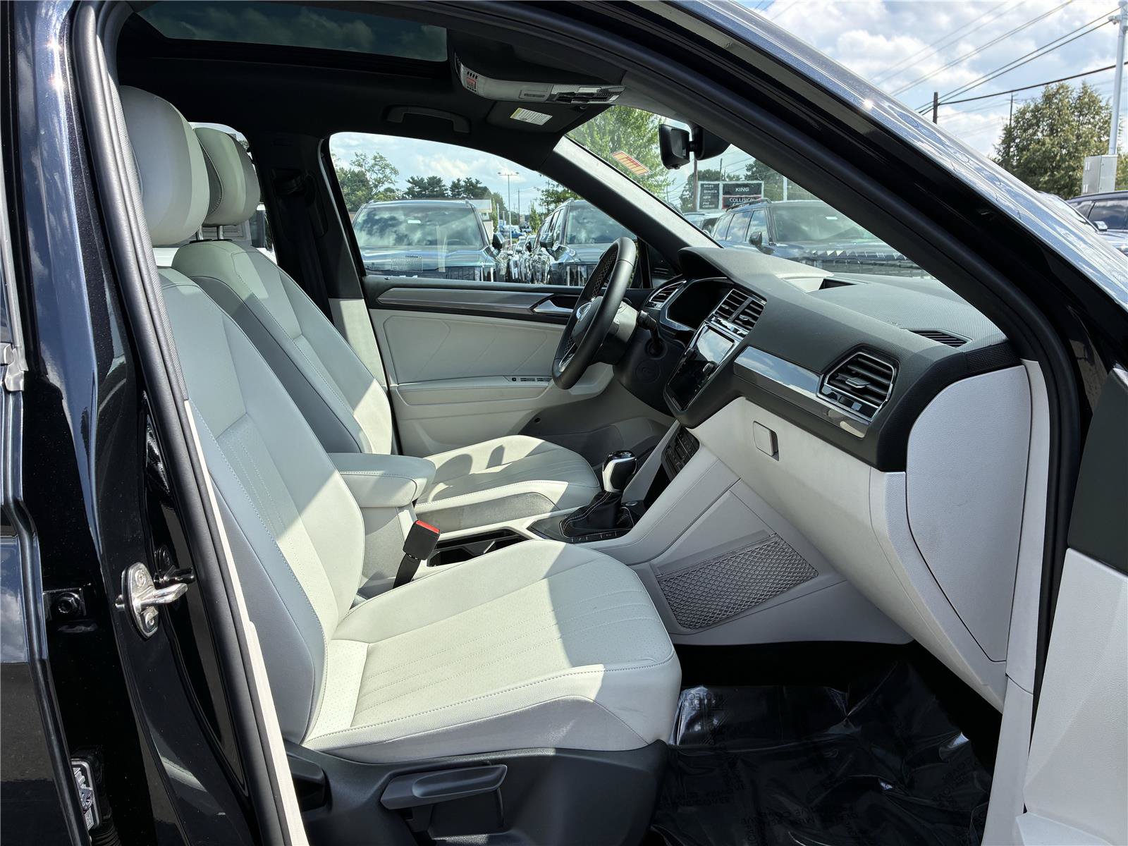 Used 2023 Volkswagen Tiguan SE R-Line FWD image 13