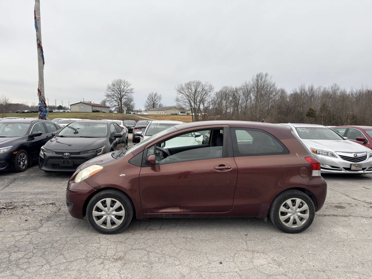 Used 2010 Toyota Yaris 2-Door Hatchback image 3