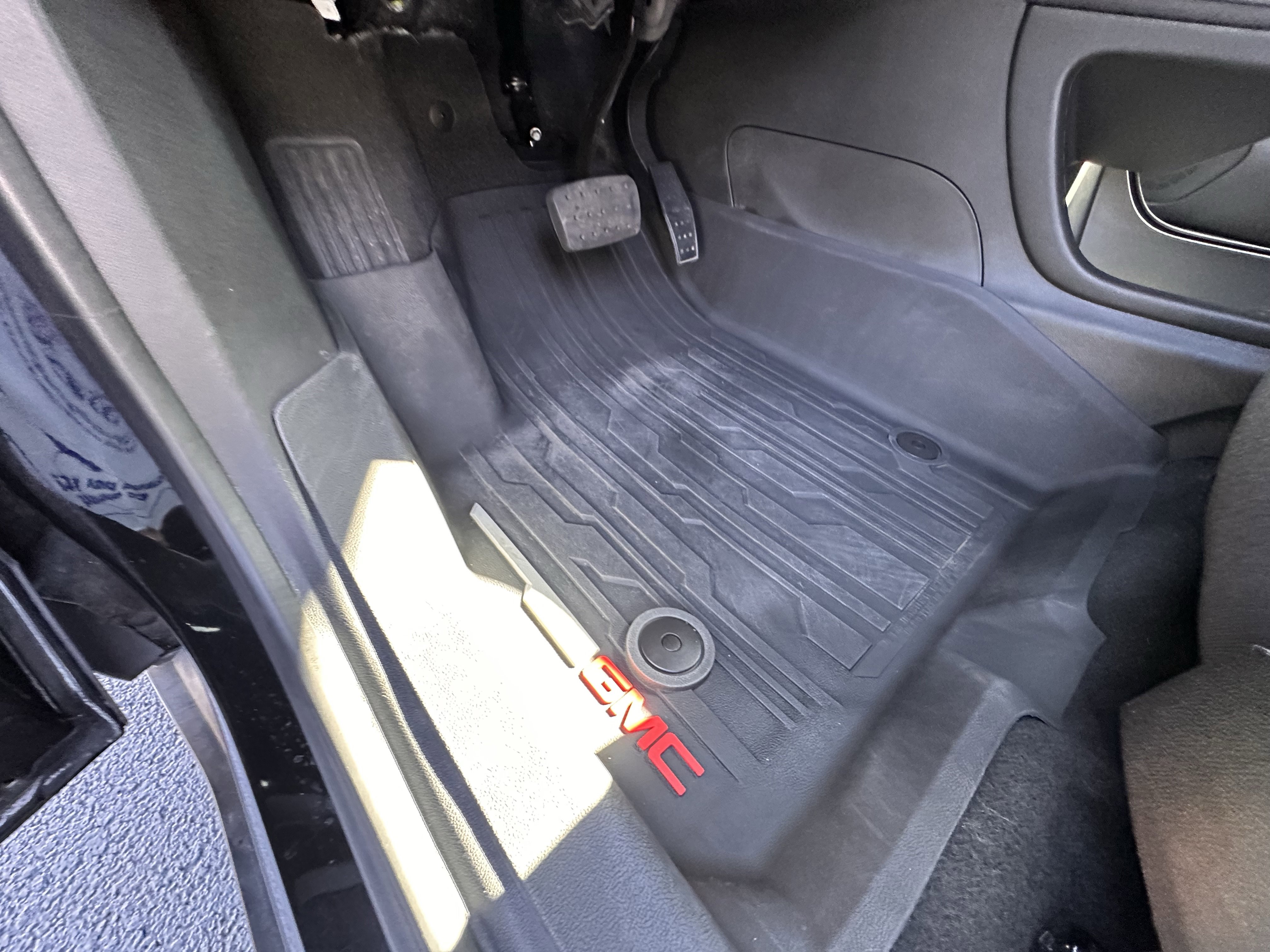 Used 2023 GMC Acadia SLE w/ Driver Convenience Package image 9