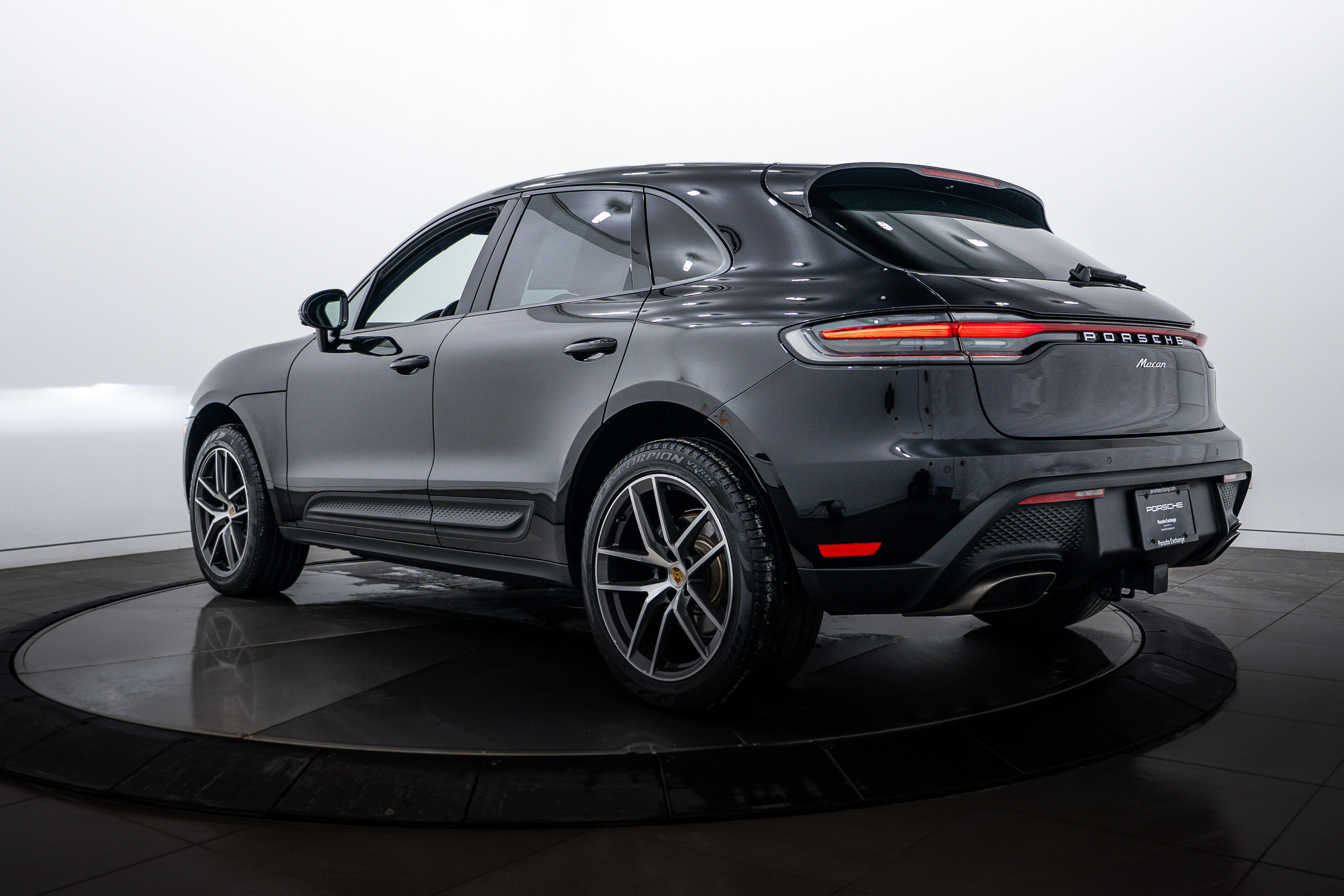 Certified 2026 Porsche Macan AWD/4WD image 3