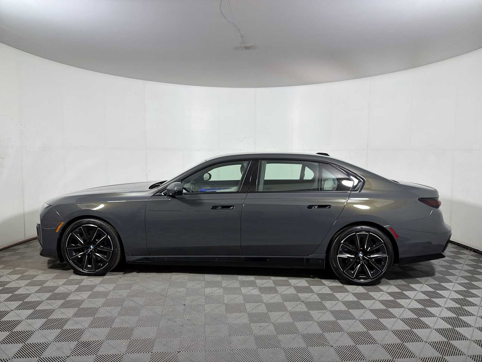 Used 2026 BMW i7 xDrive60 AWD/4WD image 4