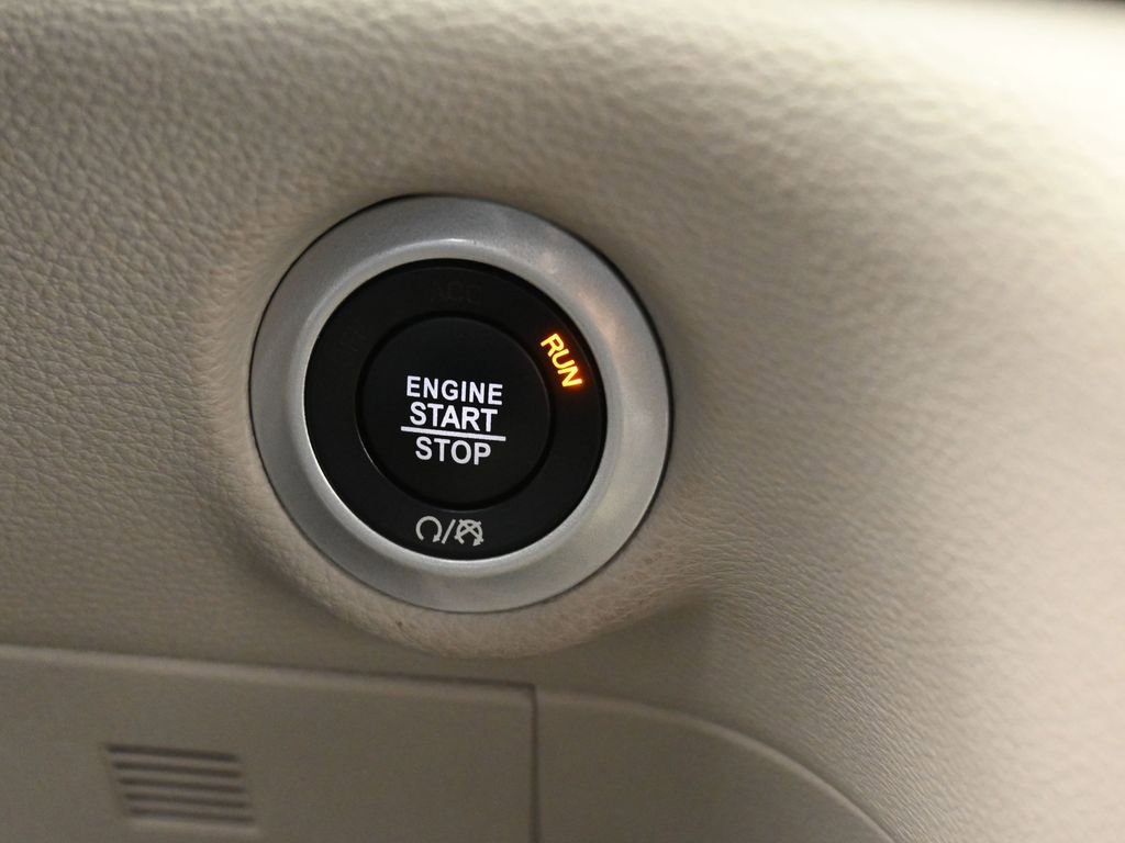 Used 2023 Chrysler Pacifica Touring-L image 32