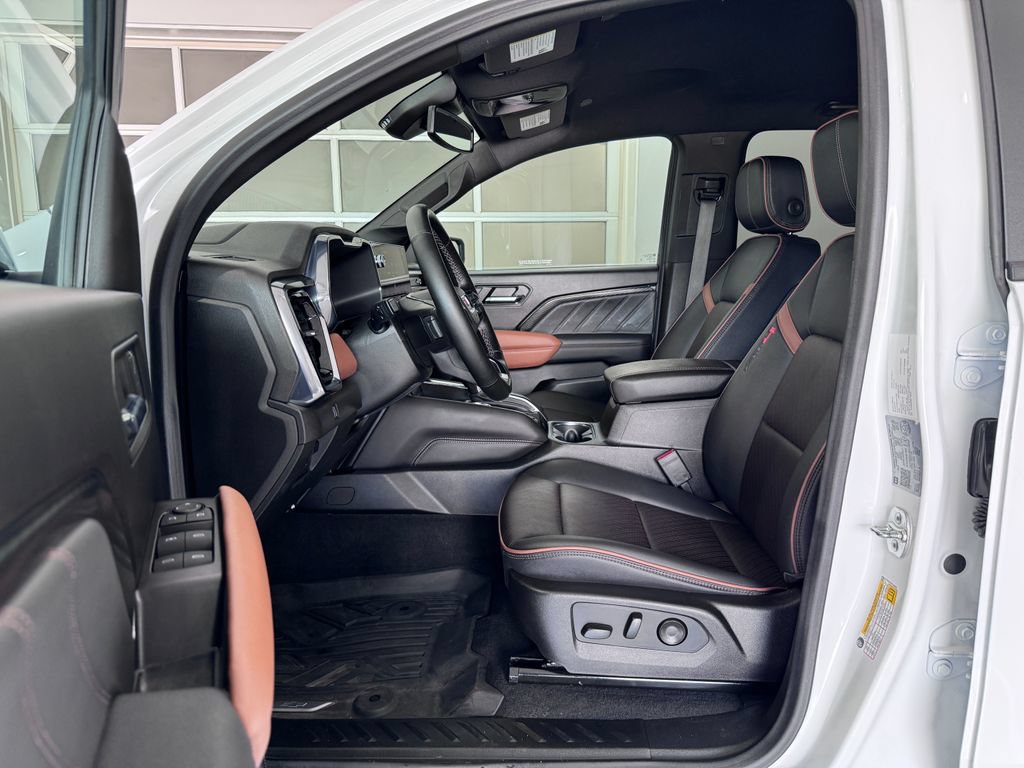 Used 2024 GMC Canyon AT4 w/ AT4 Premium Package AWD/4WD image 11