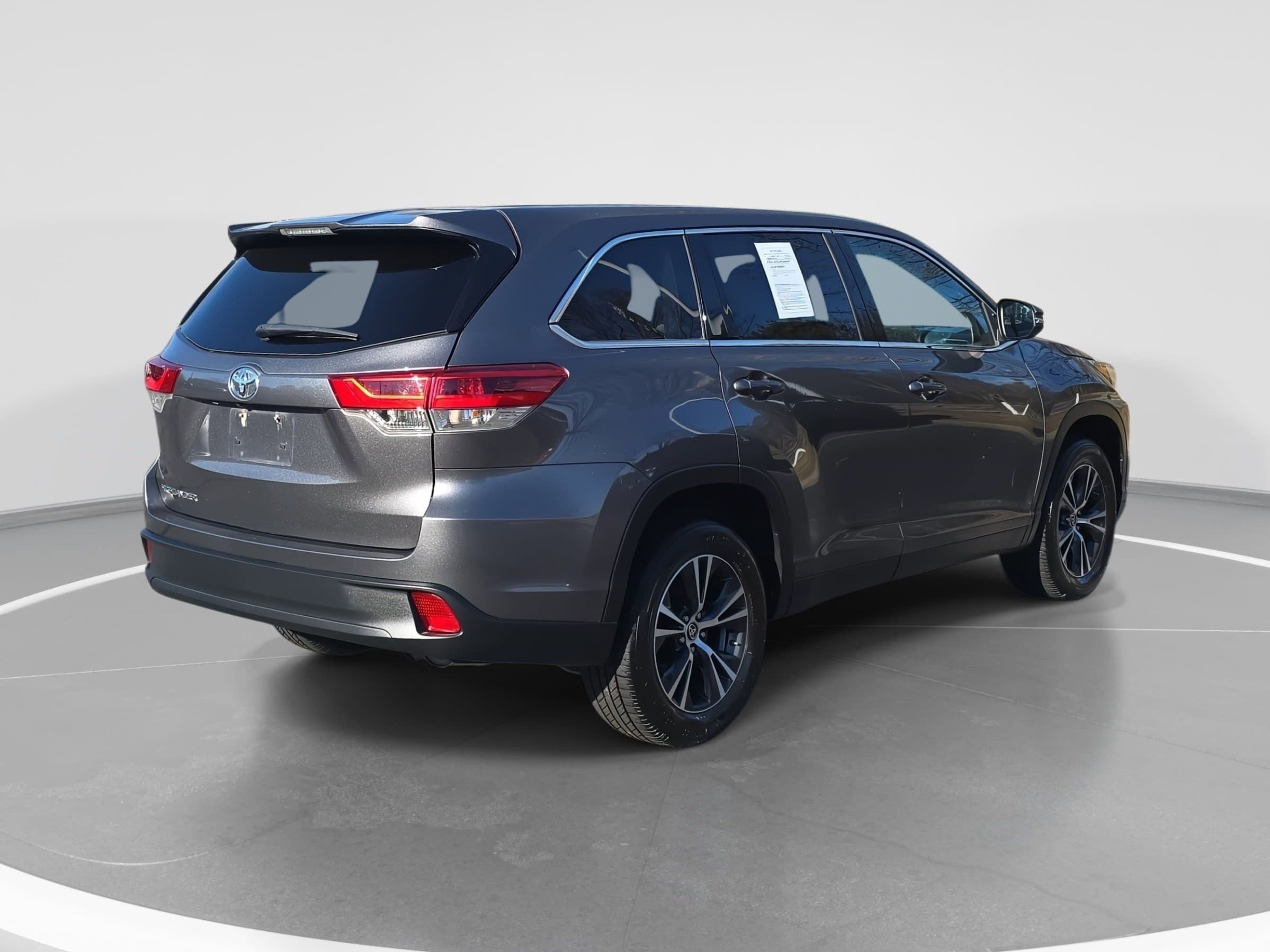 Used 2019 Toyota Highlander LE image 5