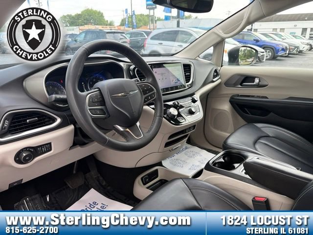 Used 2023 Chrysler Pacifica Touring-L FWD image 10