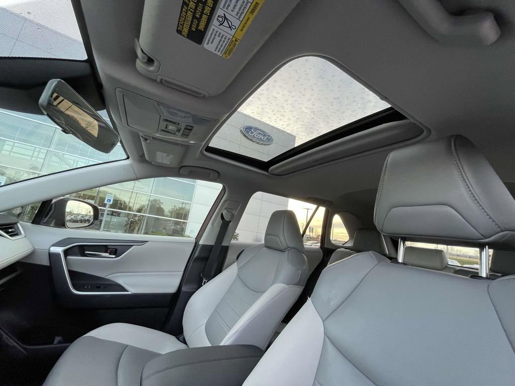 Used 2020 Toyota RAV4 XLE Premium image 16