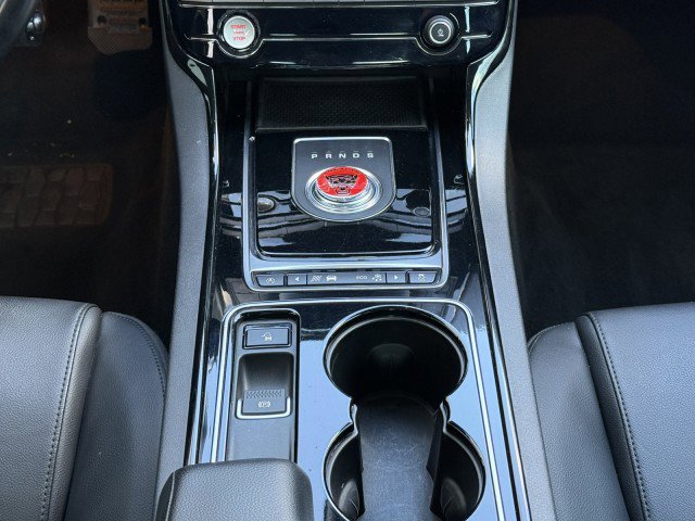 Used 2017 Jaguar XE Premium image 25