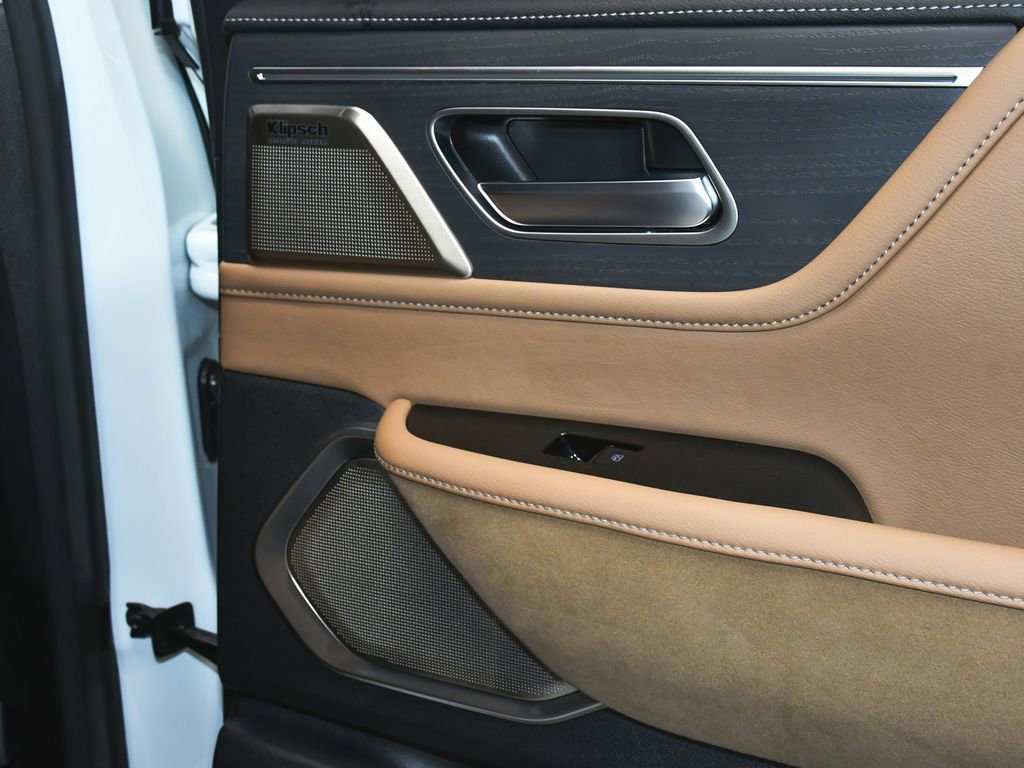 Used 2025 INFINITI QX80 Sensory image 17