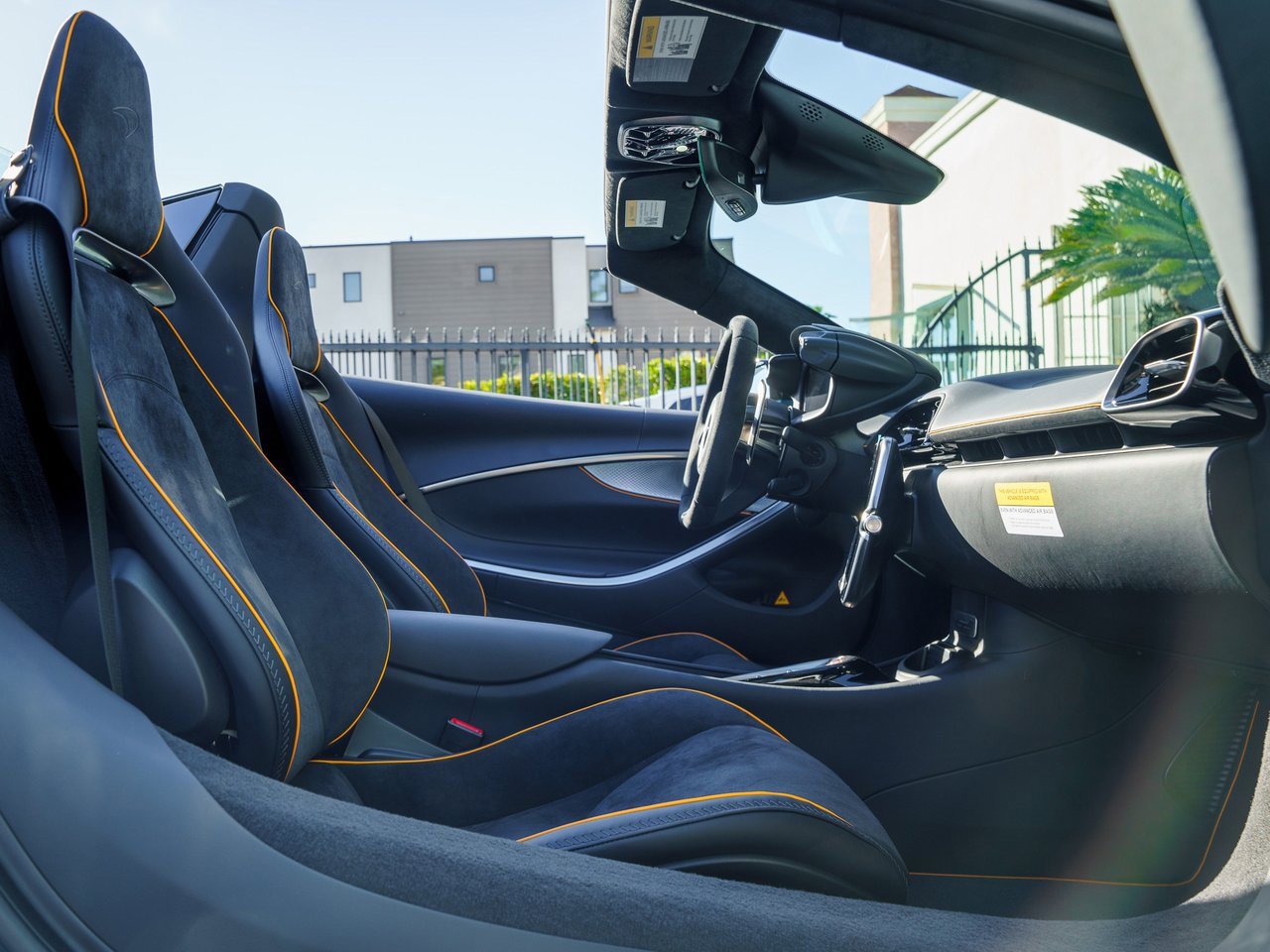 Used 2025 McLaren Artura Spider image 18