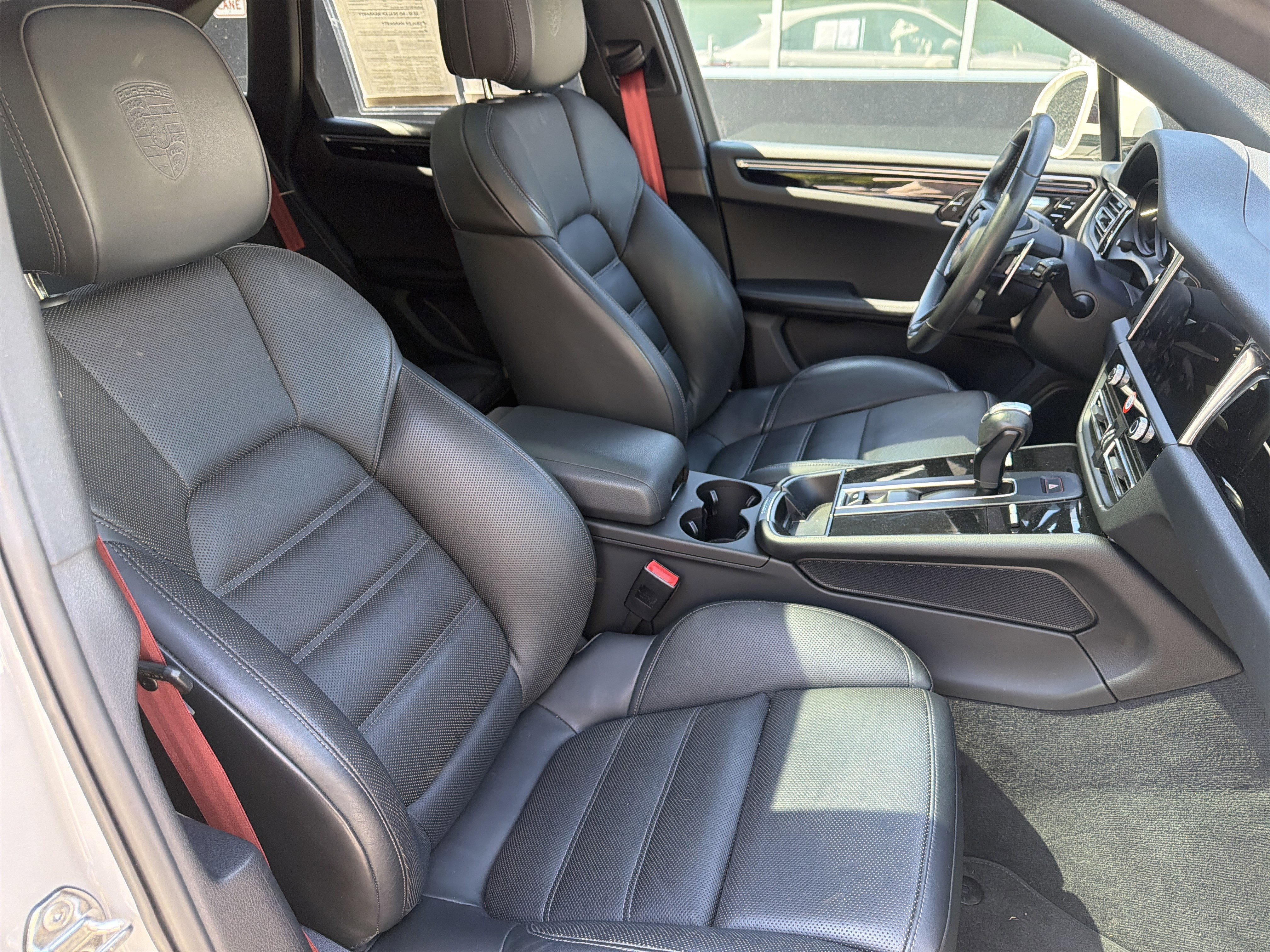 Used 2023 Porsche Macan S AWD/4WD image 2