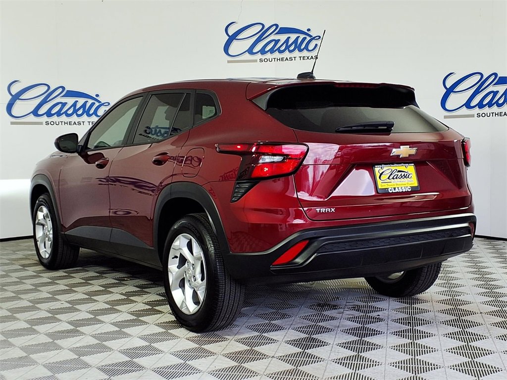 Used 2025 Chevrolet Trax LS w/ LS Convenience Package image 2