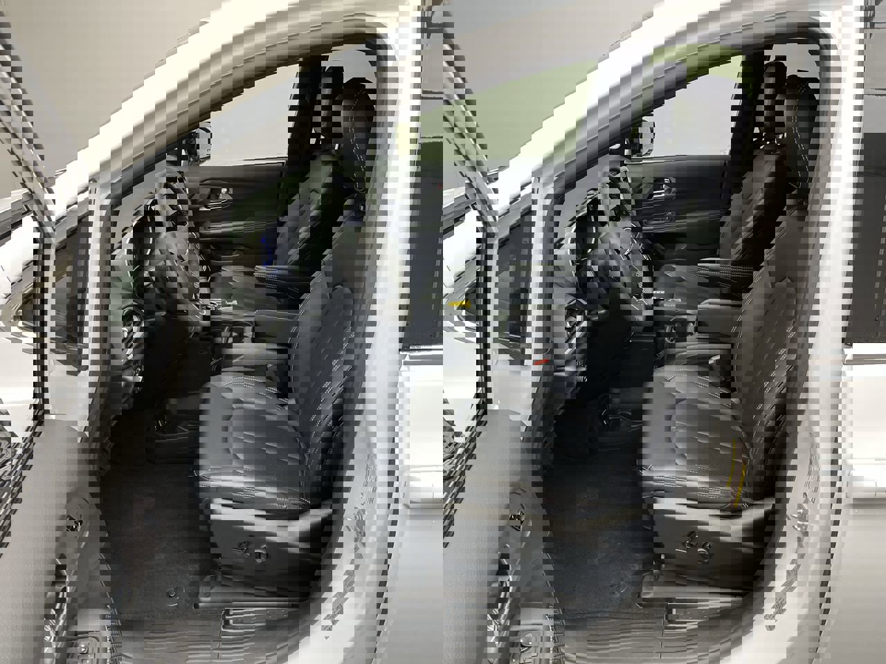 Used 2025 Chrysler Pacifica Select image 3