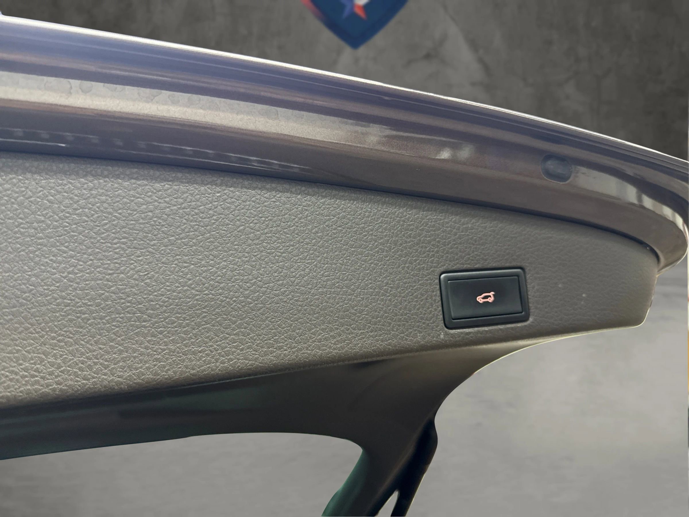 Used 2013 Volkswagen Touareg TDI image 17