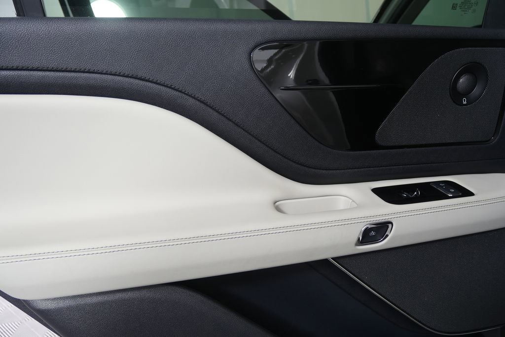 Used 2025 Lincoln Aviator Reserve w/ Jet Appearance Package image 13