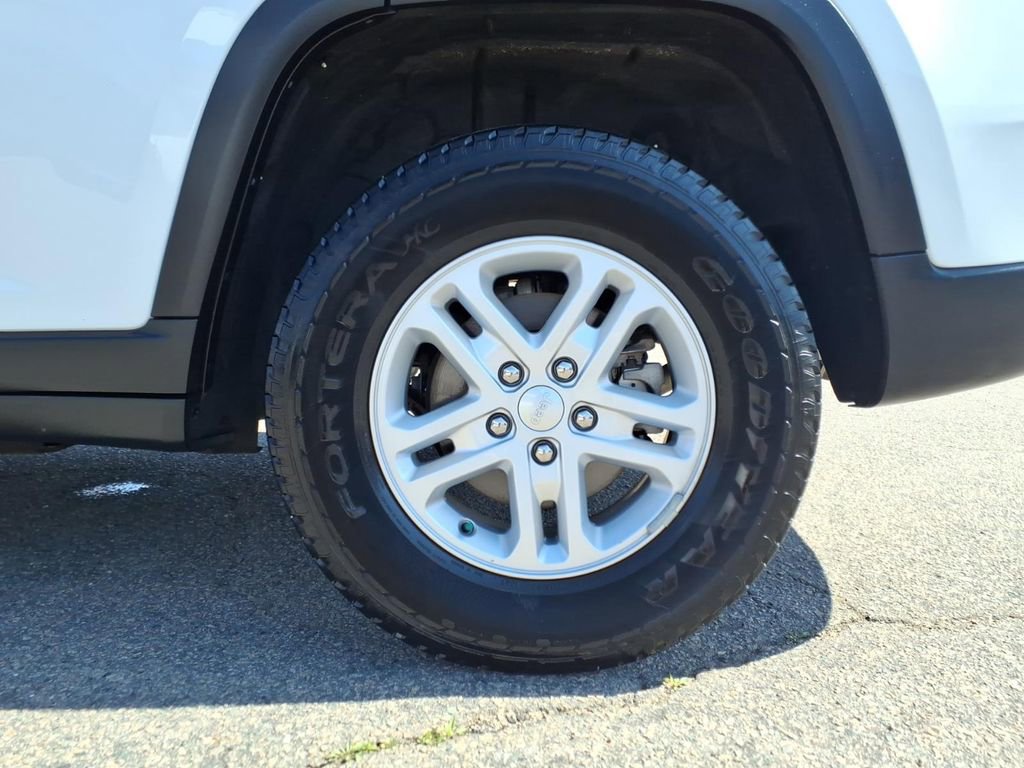 Used 2023 Jeep Grand Cherokee Laredo image 21