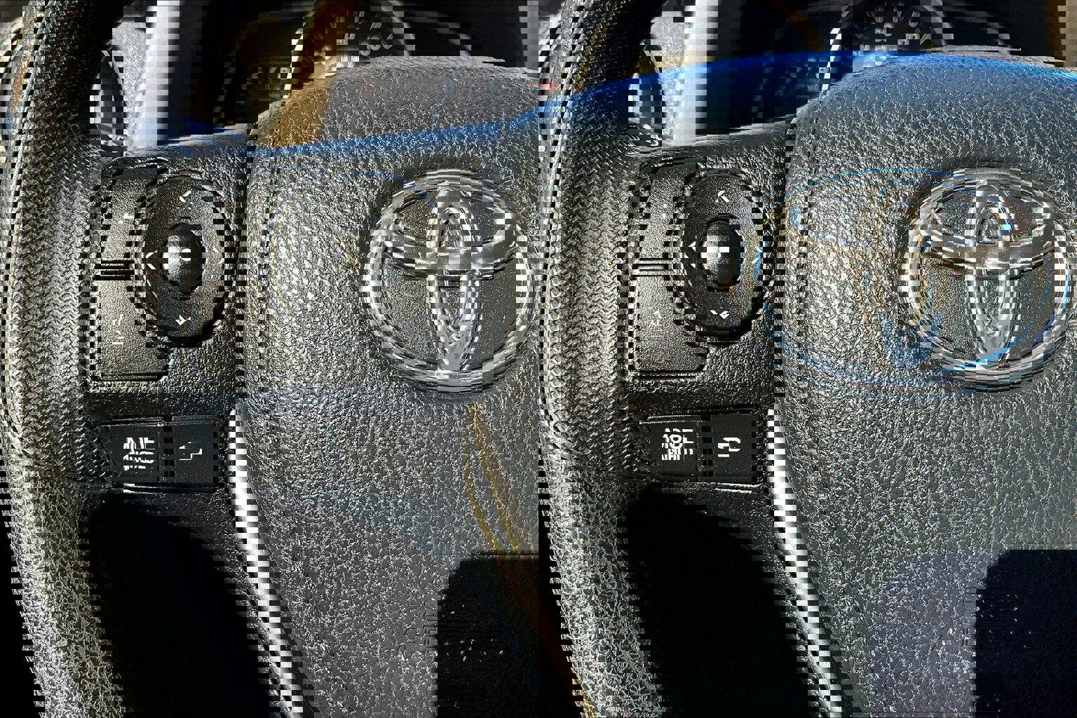 Used 2015 Toyota RAV4 LE image 18