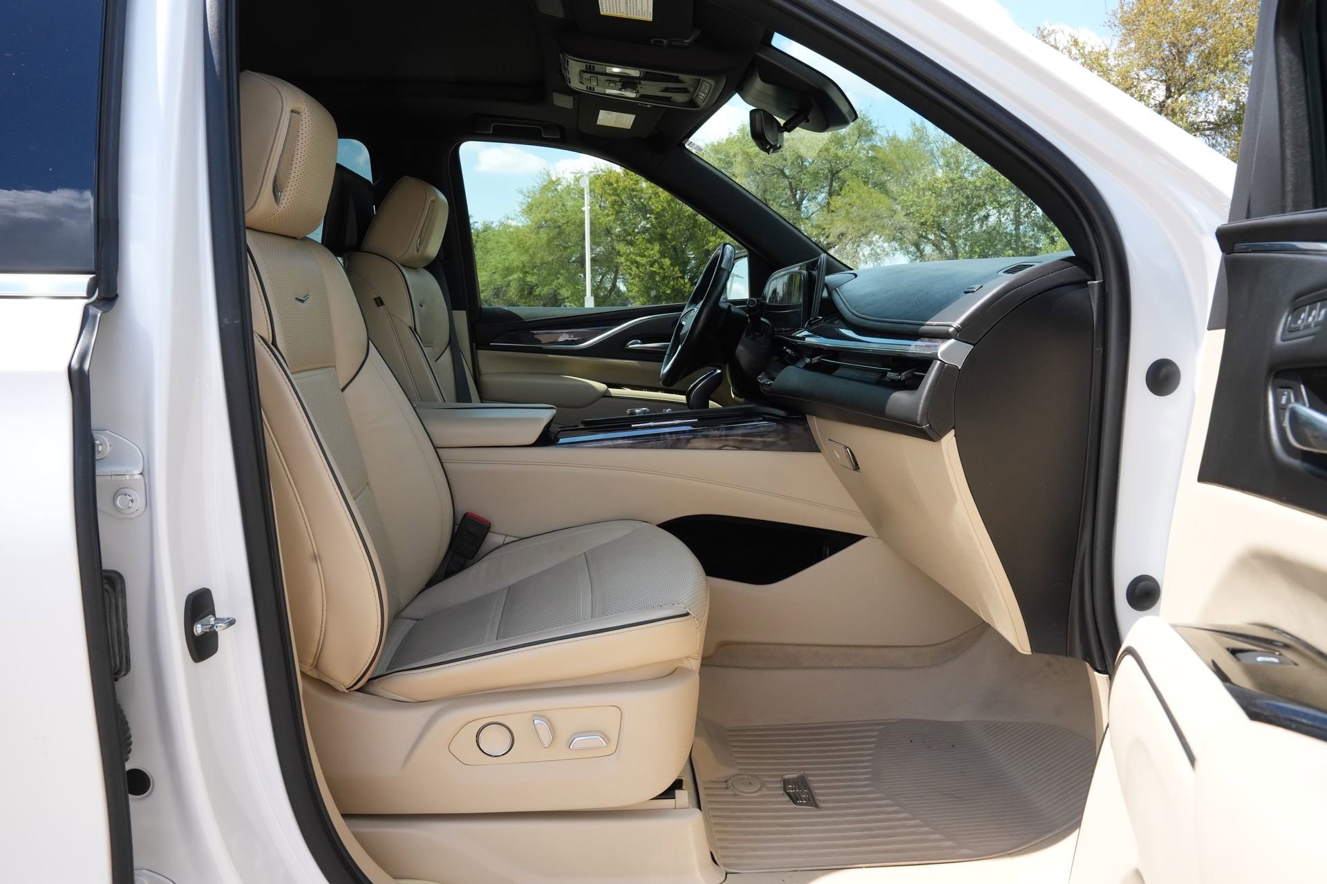 Used 2021 Cadillac Escalade ESV Premium Luxury AWD/4WD image 25