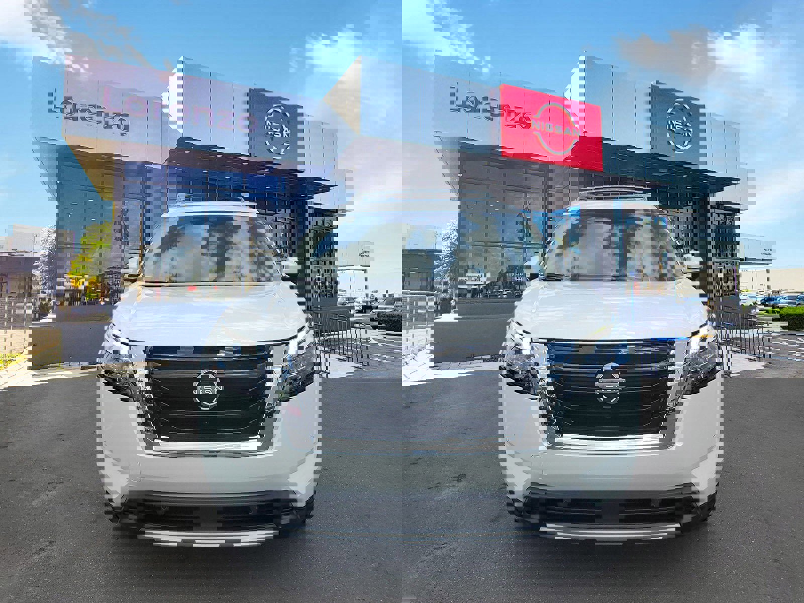 New 2025 Nissan Pathfinder Platinum image 2