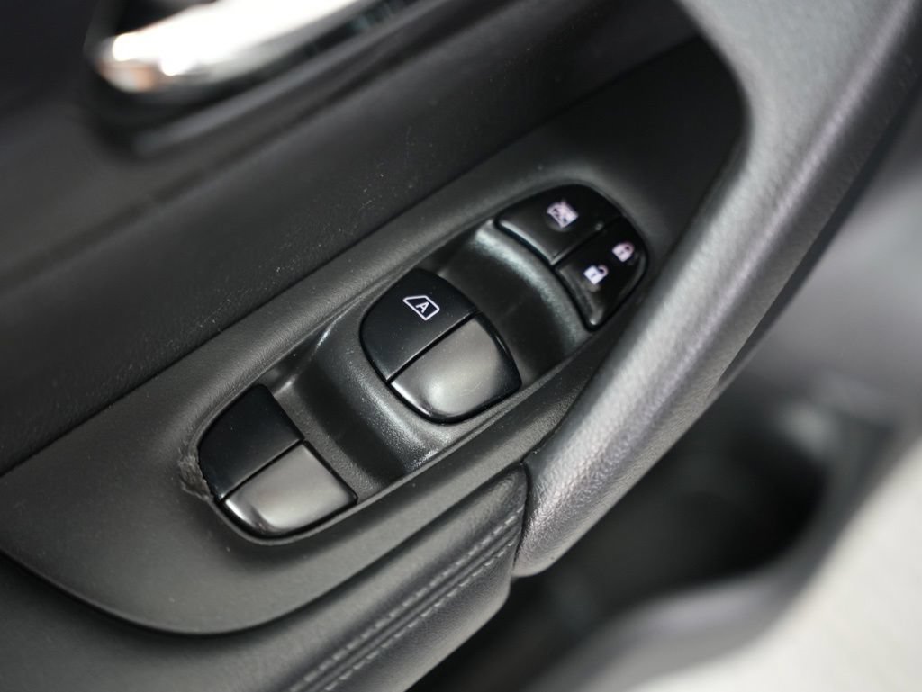 Used 2020 Nissan Rogue SV FWD image 39