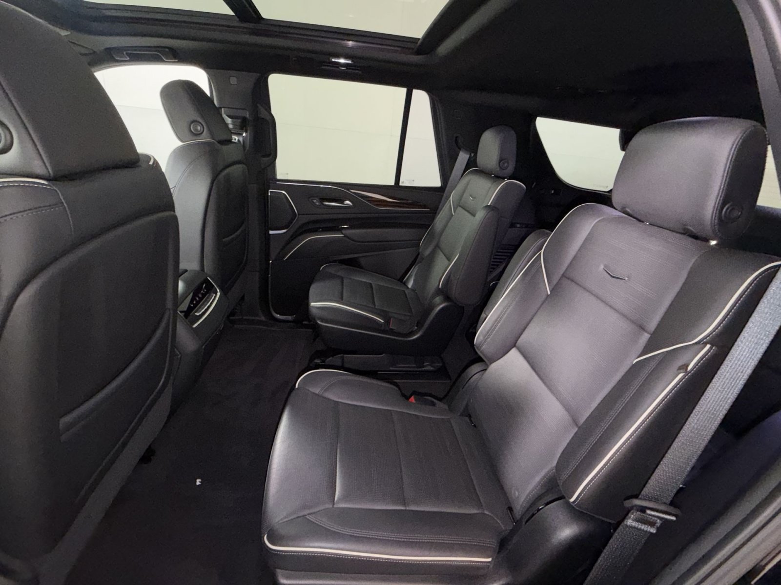 Used 2023 Cadillac Escalade Premium Luxury w/ Performance Package AWD/4WD image 25