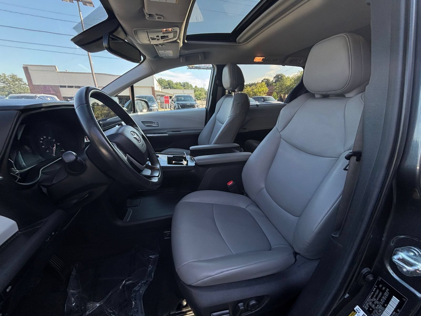Used 2025 Toyota Sienna XLE FWD image 28