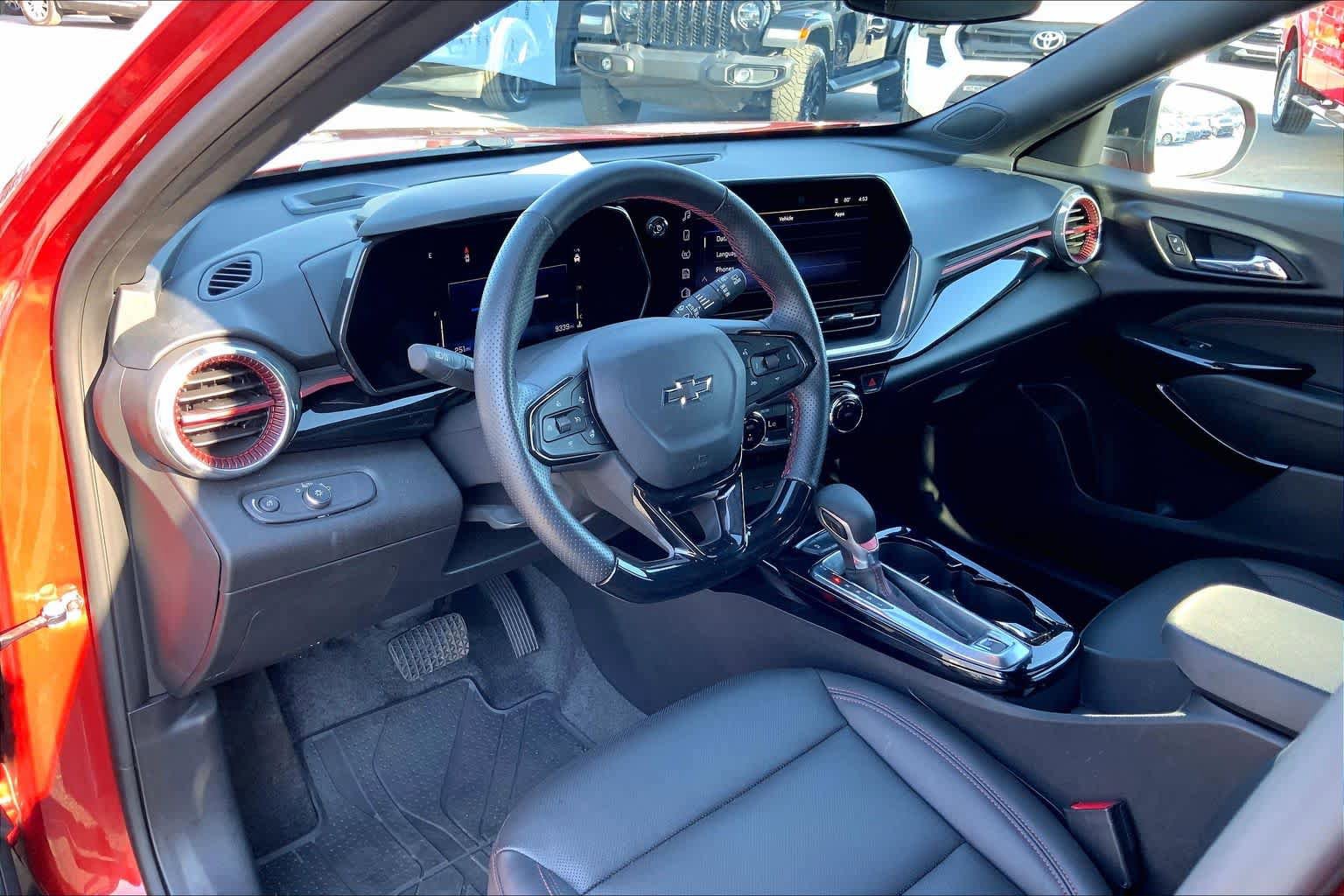 Used 2024 Chevrolet Trax RS w/ Sunroof Package image 17