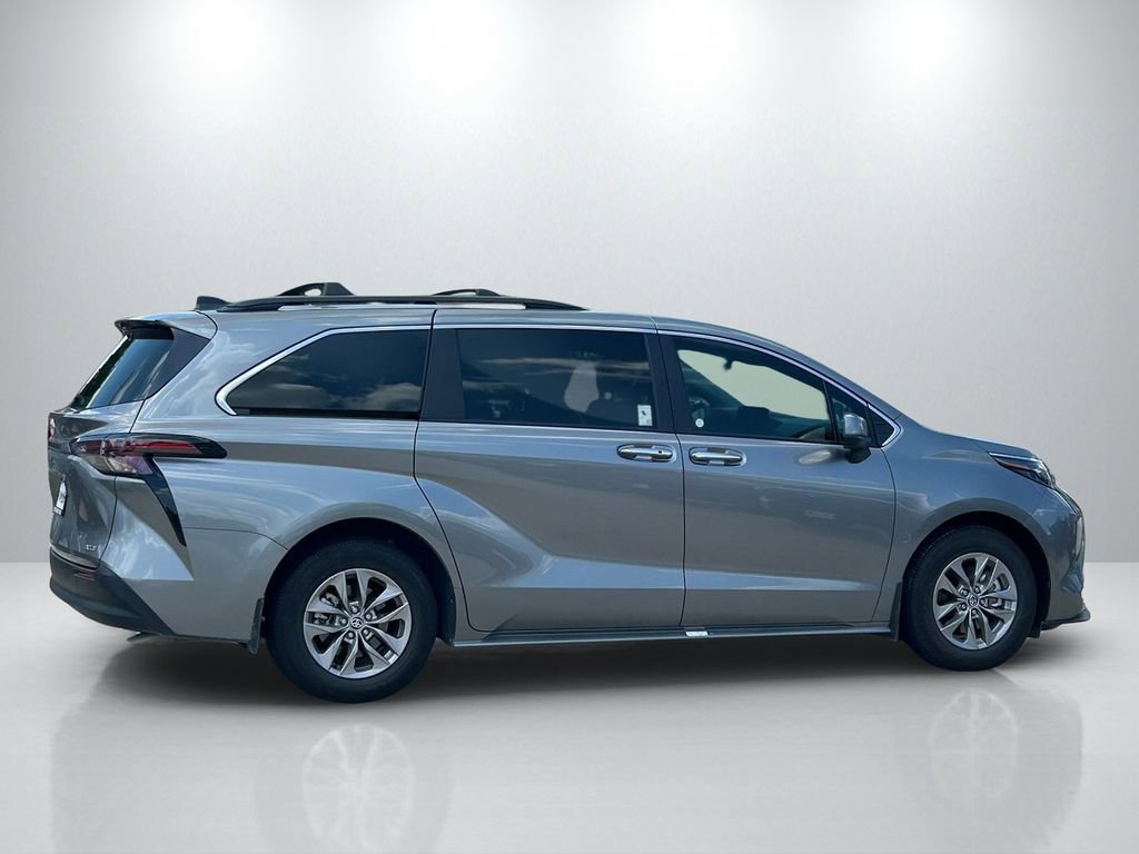 Used 2026 Toyota Sienna XLE FWD image 4