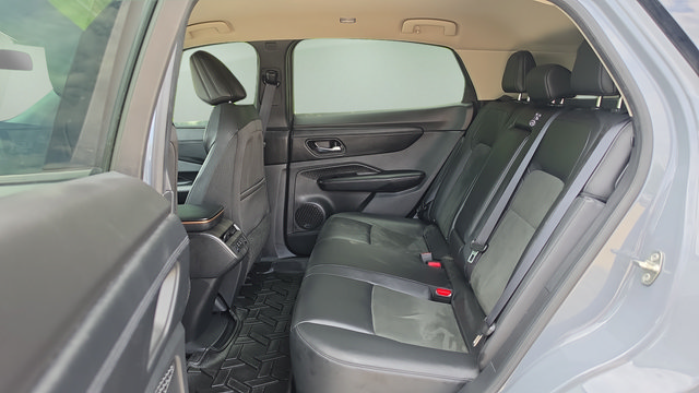 Used 2025 Nissan Ariya AWD image 32