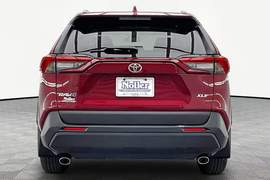 Used 2025 Toyota RAV4 XLE w/ Convenience Package FWD image 4