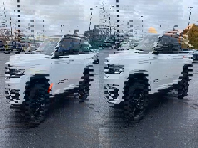 Used 2023 Jeep Grand Cherokee Limited w/ Black Appearance Package image 6