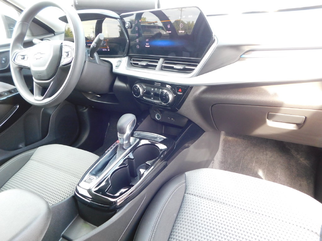 Used 2025 Chevrolet Trax LT FWD image 17