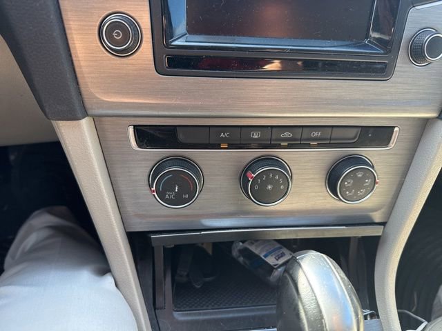 Used 2015 Volkswagen Golf S image 22