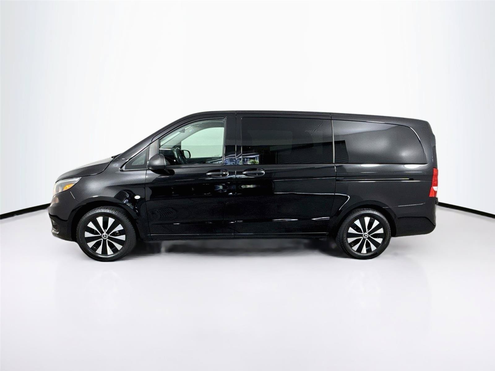 Used 2022 Mercedes-Benz Metris Passenger image 2