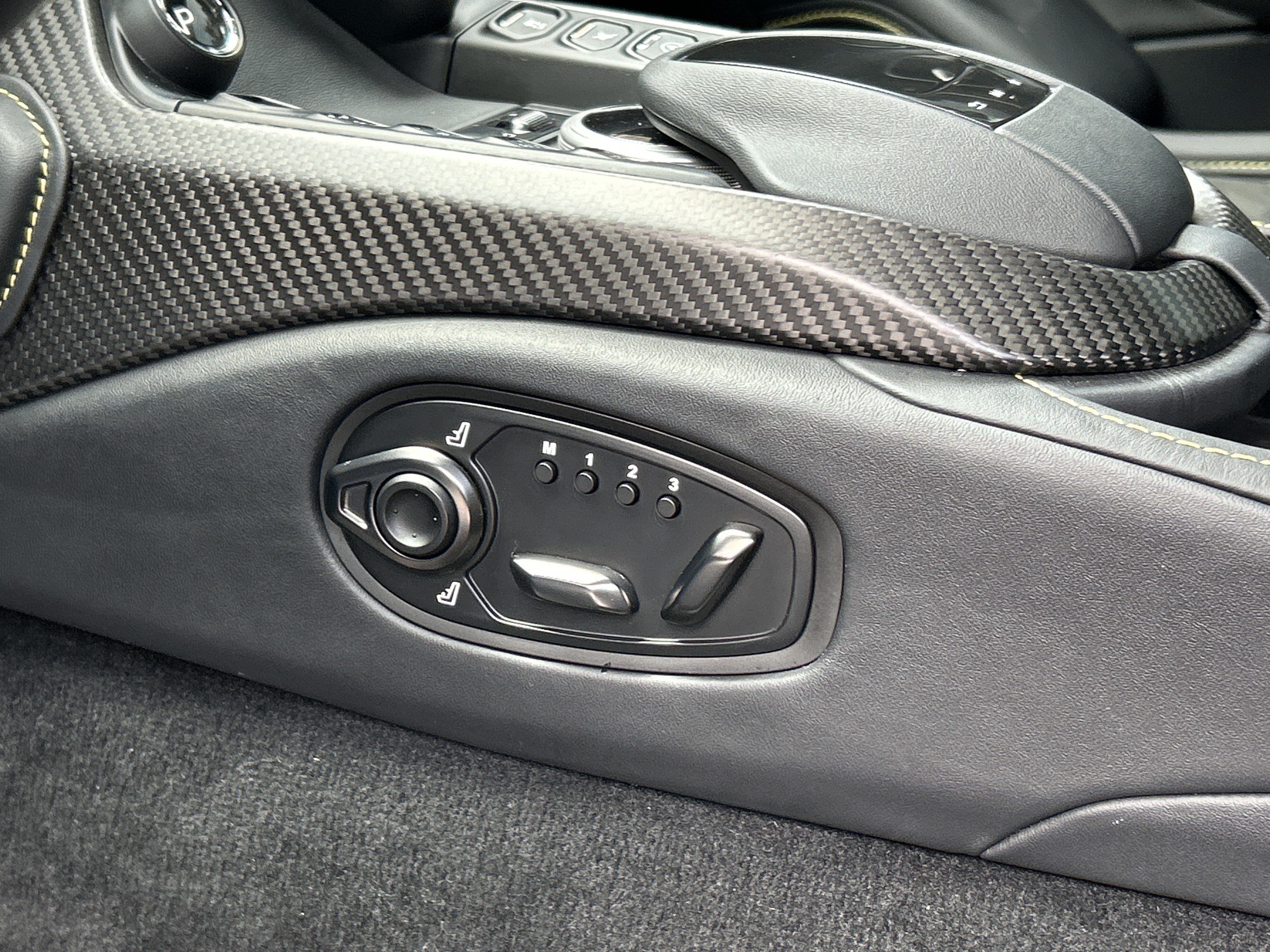 Used 2023 Aston Martin V8 Vantage Coupe RWD image 32