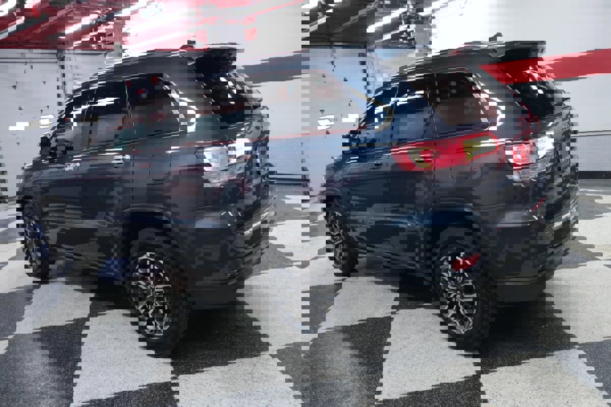 Used 2021 Jeep Grand Cherokee Limited image 6