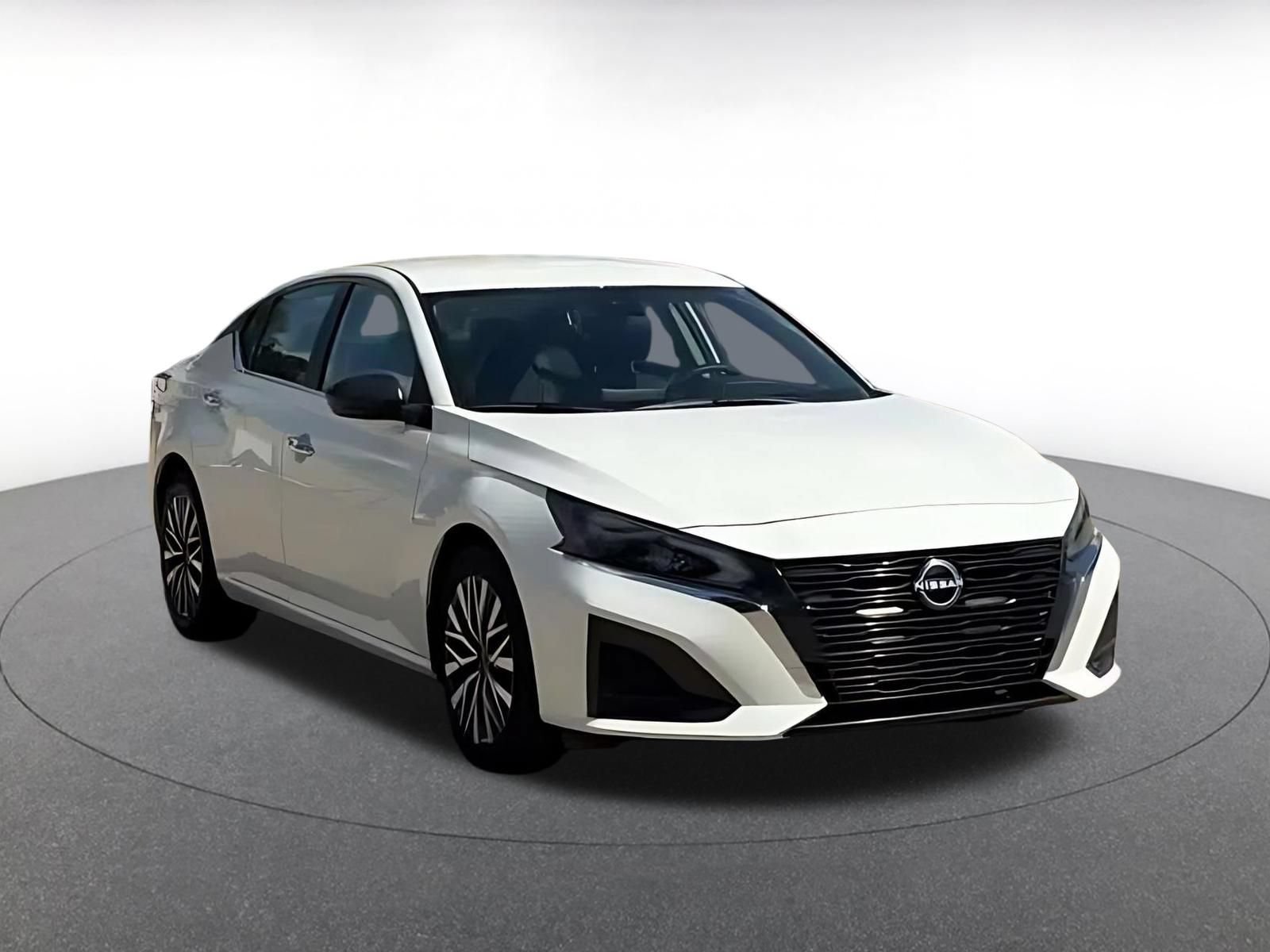 Used 2025 Nissan Altima 2.5 SV FWD image 3