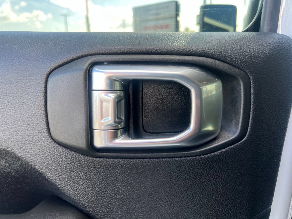 Used 2025 Jeep Wrangler Unlimited Sahara AWD/4WD image 25