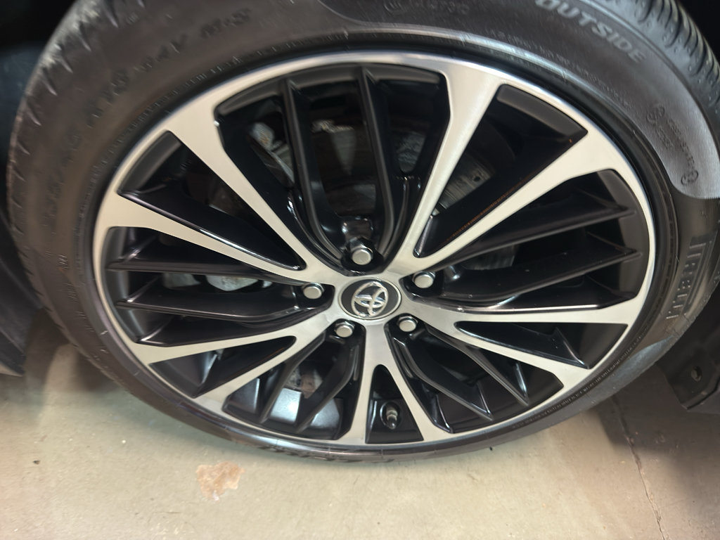 Used 2018 Toyota Camry SE w/ Moonroof Package FWD image 34