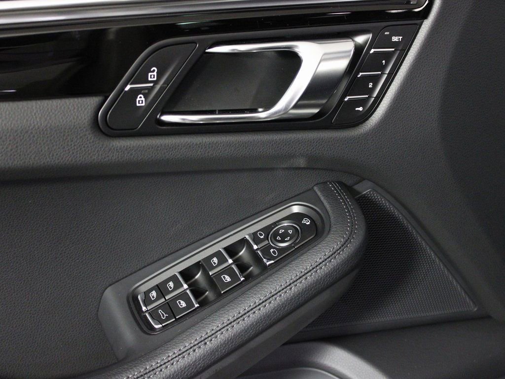 Certified 2026 Porsche Macan image 16